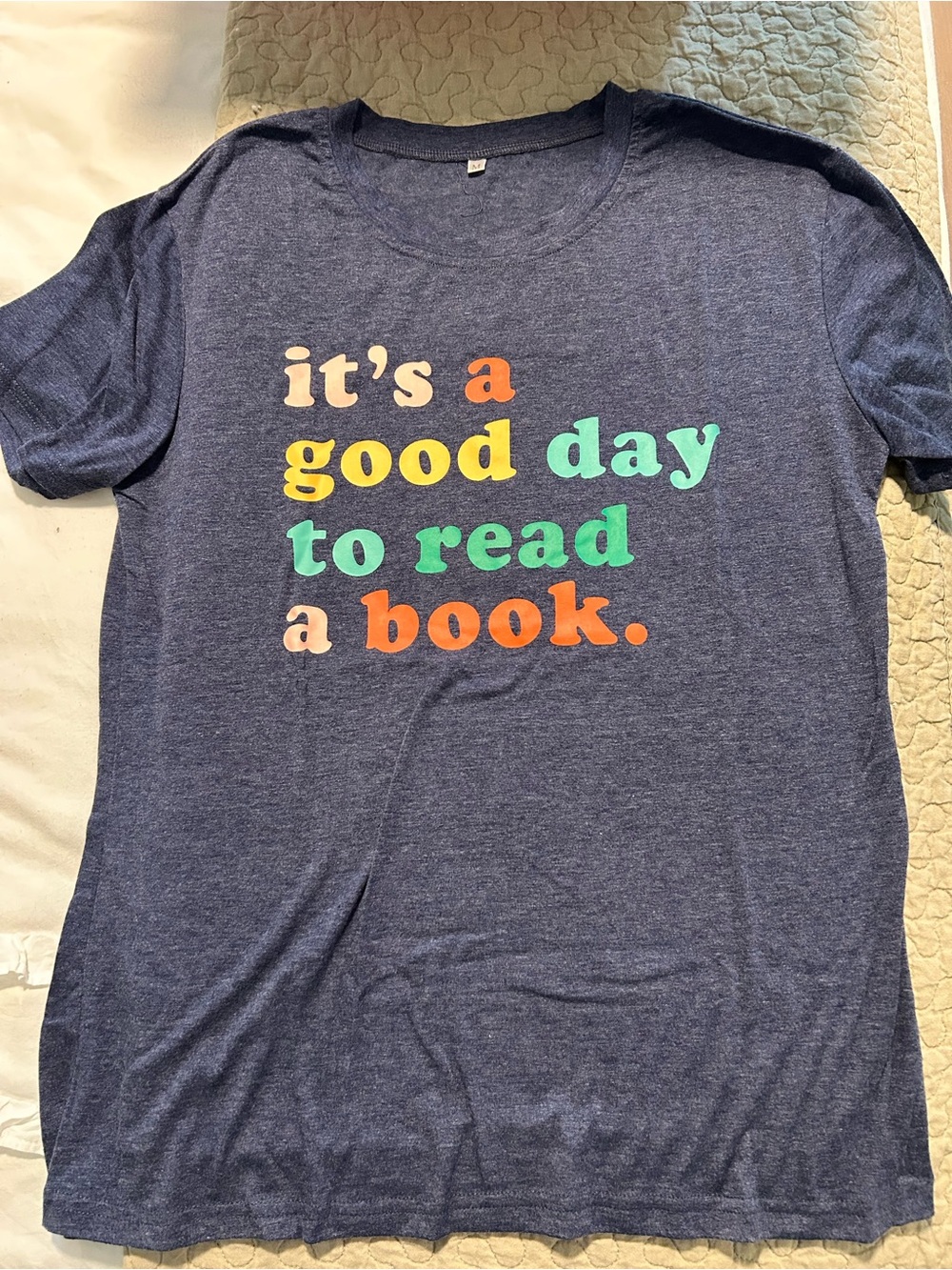 "It's a Good Day to Read a Book" Tshirt Medium Navy